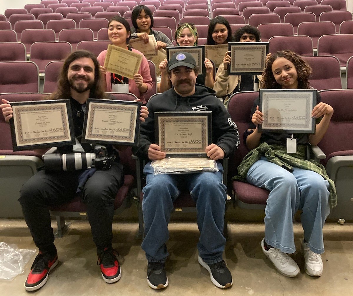 La Voz students with awards